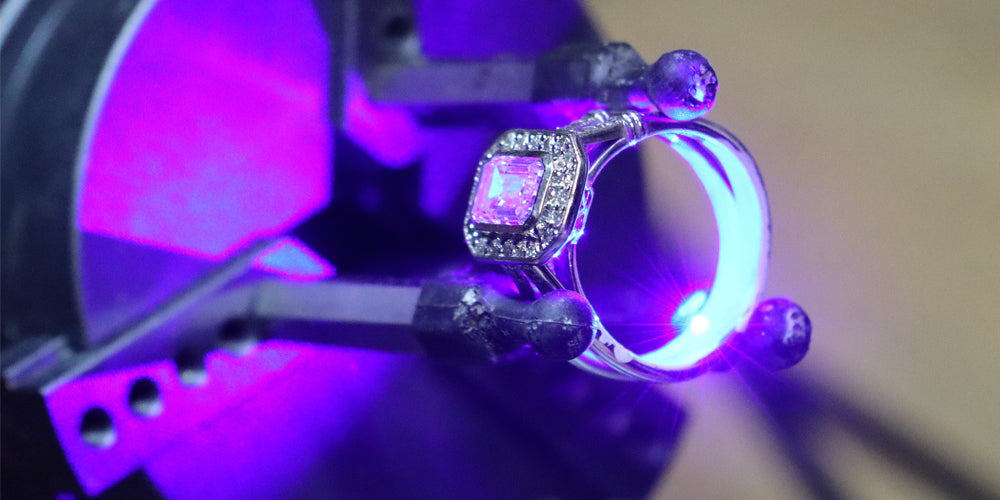 L’art de la gravure sur bijoux : personnalisation et significations