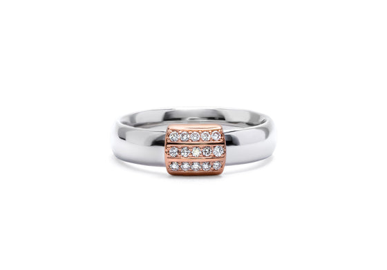 Band with diamond pavé gold ring