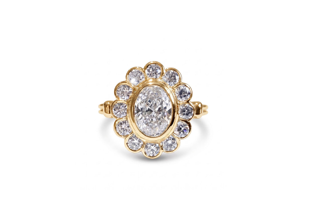 Bague de fiançailles marguerite avec diamants de laboratoire ovale et or jaune