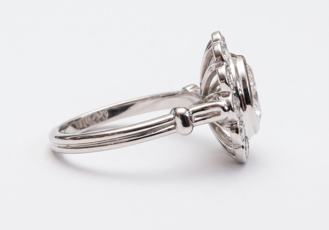 Bague de fiançailles marguerite avec diamants de laboratoire ovale et or blanc vu de côté