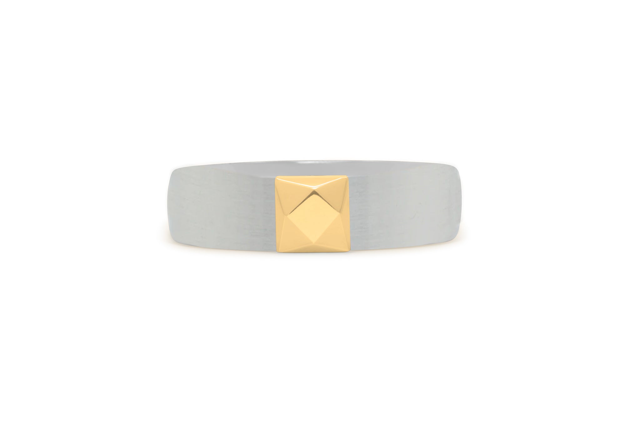 Men's band with faceted stone in gold.