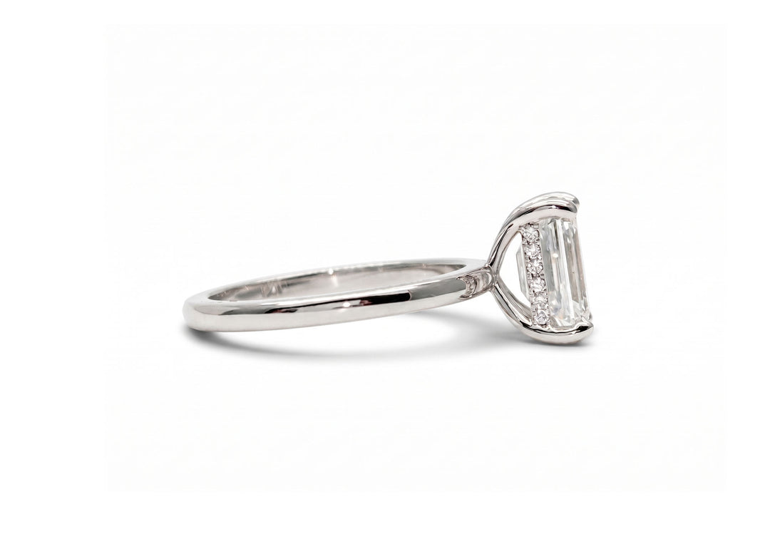 Bague solitaire L'exquise coupe émeraude en or blanc vue sur le halo – Flamme en Rose
