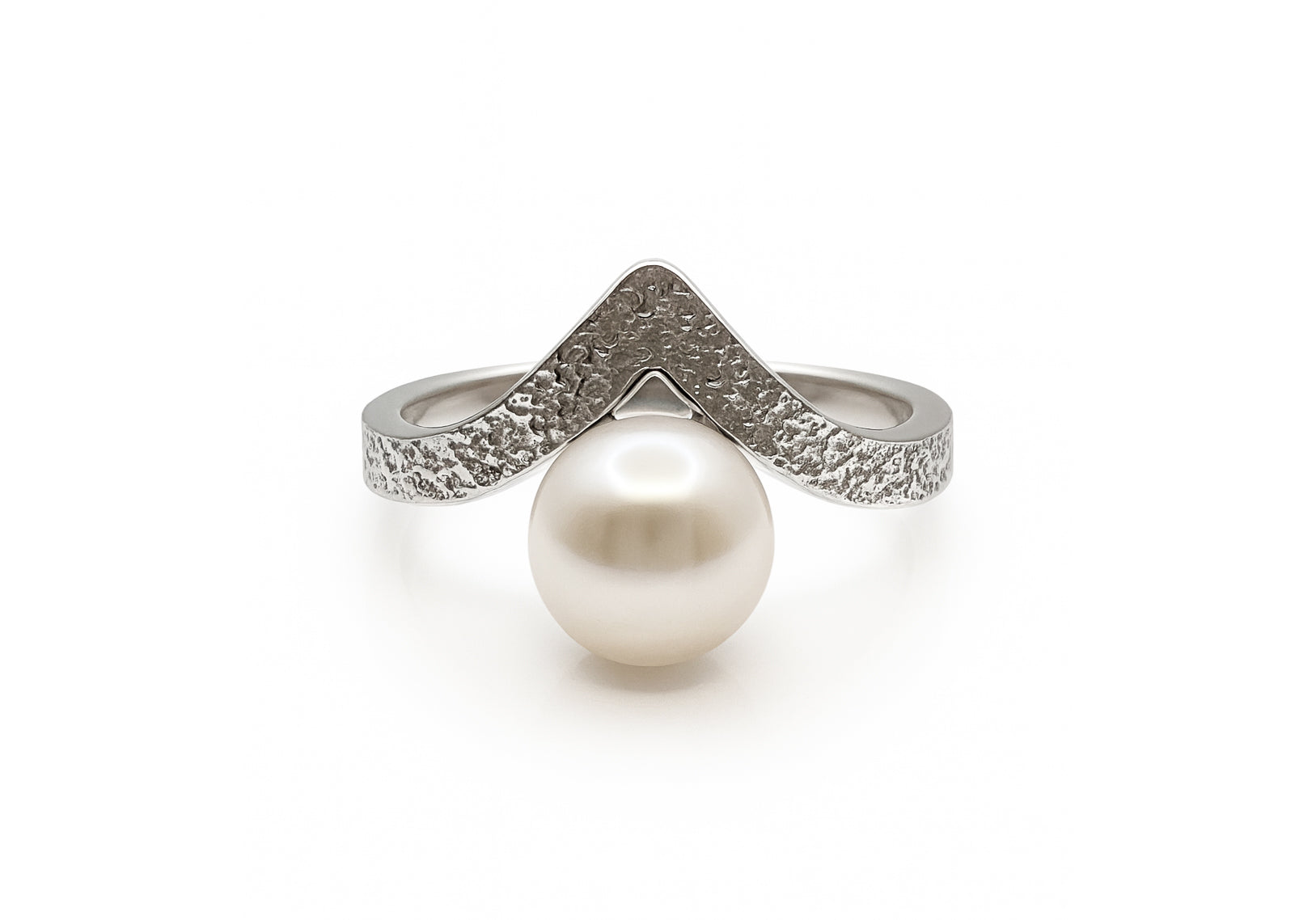 Textured V-shaped ring with pearl