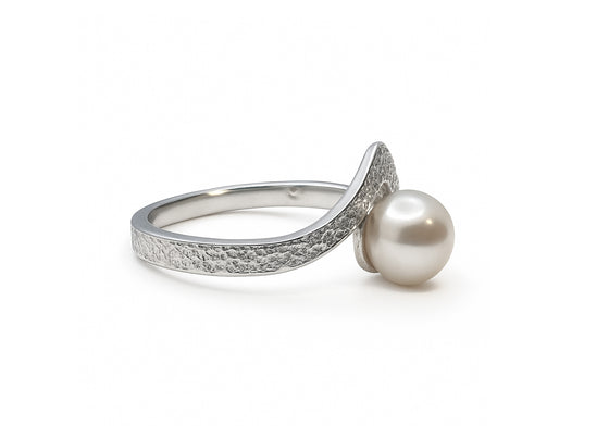 Textured V-shaped ring with pearl