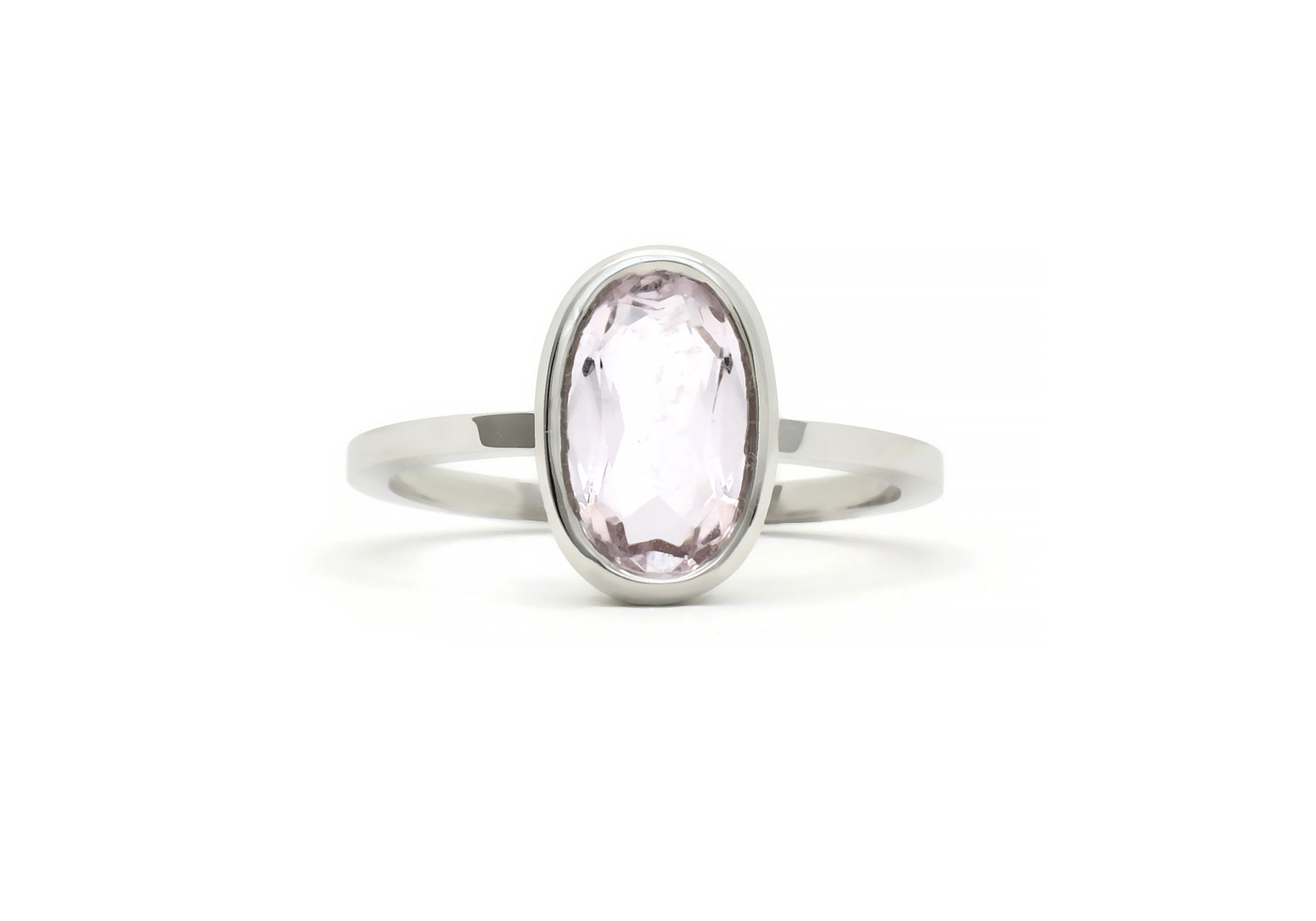 Ring with oval pink tourmaline