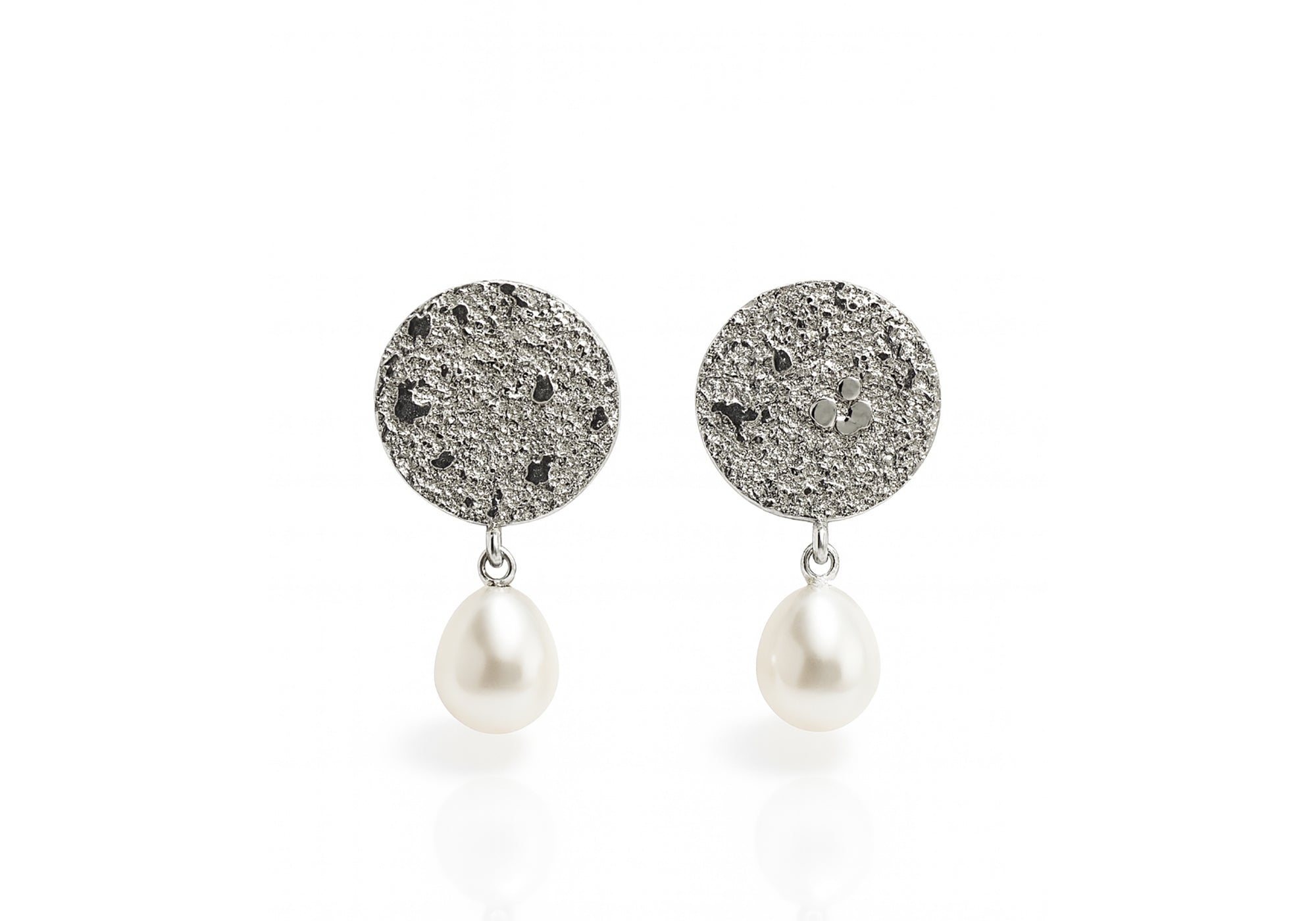 Textured round earrings and freshwater pearls