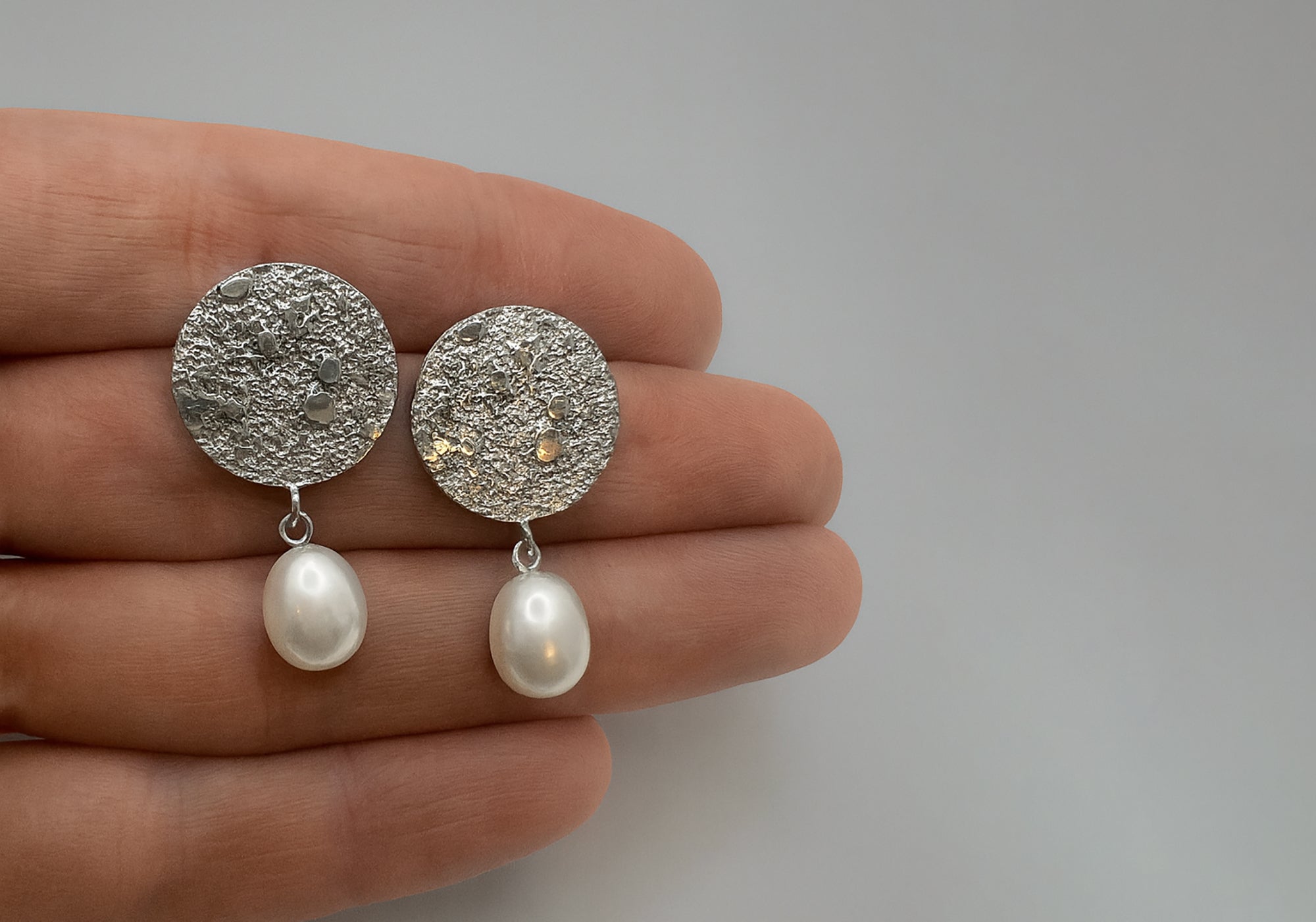 Textured round earrings and freshwater pearls