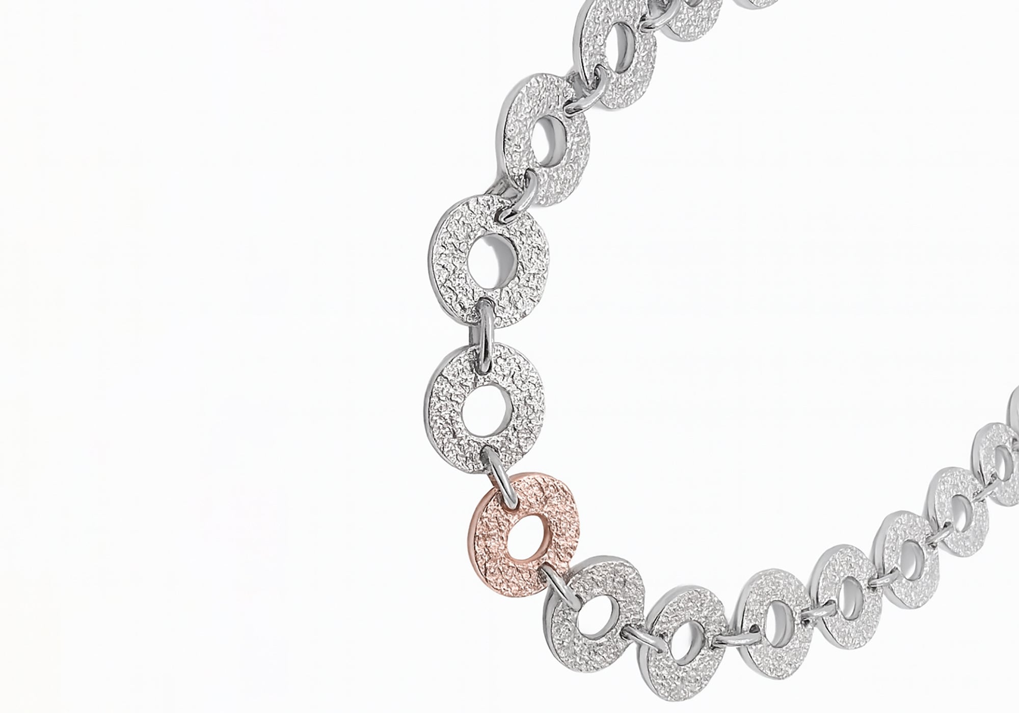 Necklace with textured rings