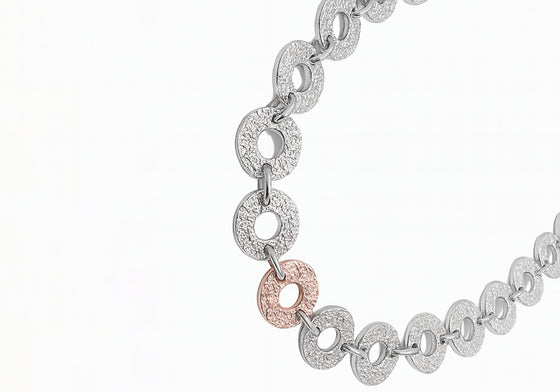 Necklace with textured rings