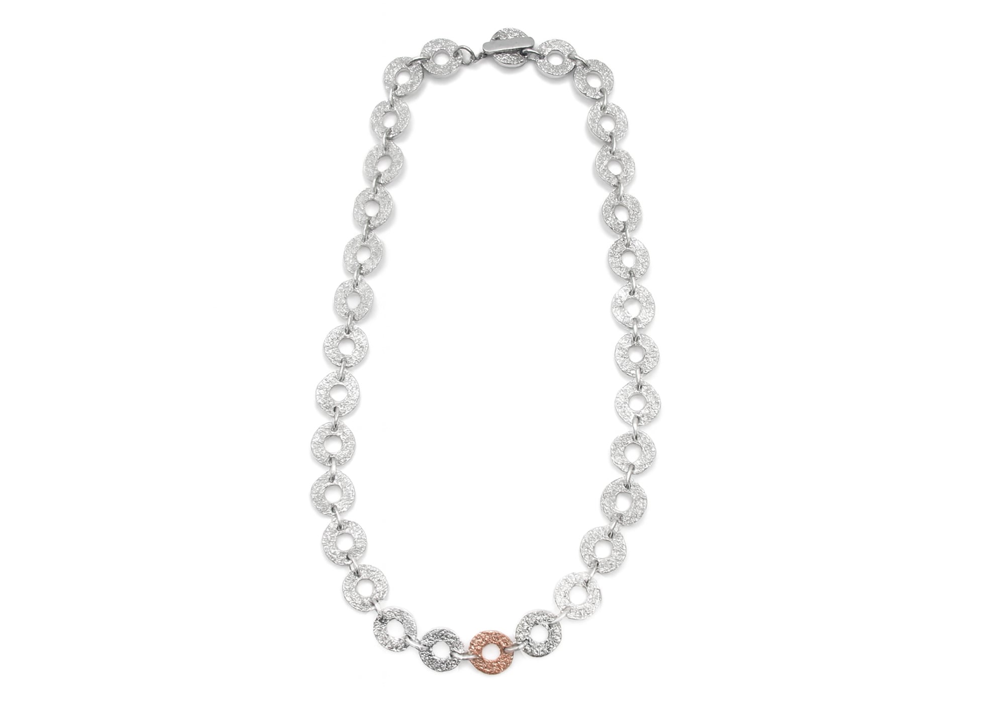 Necklace with textured rings