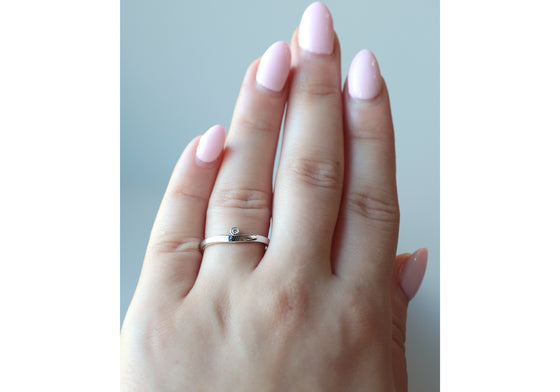 Minimalist ring with diamond