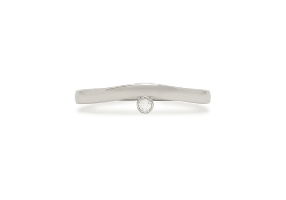 Minimalist ring with diamond