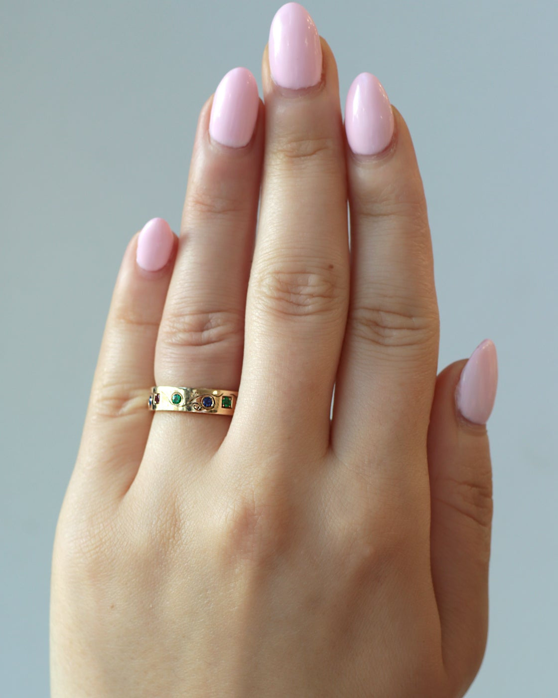 Jonc gravé à la main avec pierres précieuses naturelles