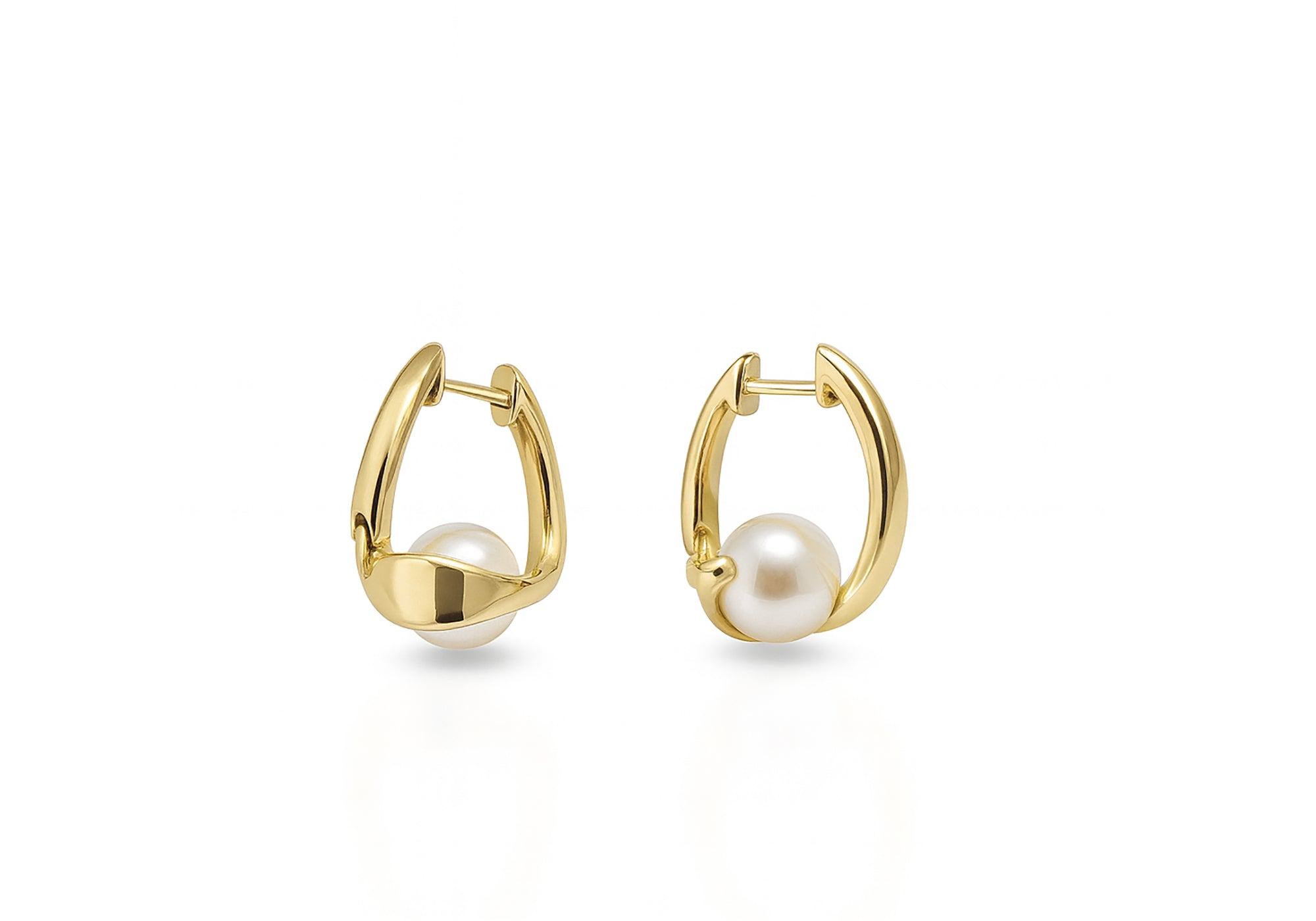 Crossed earrings with pearls