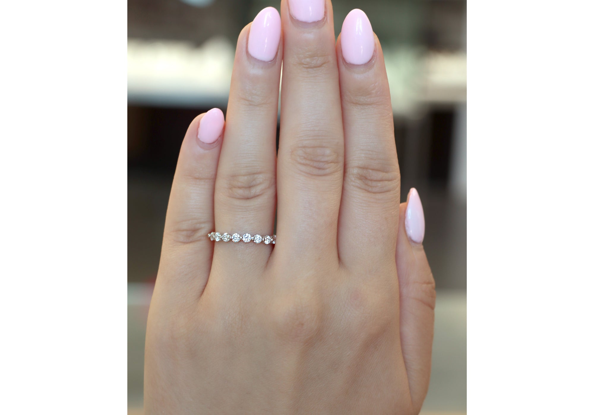 Bague semi-éternité et diamants de laboratoire