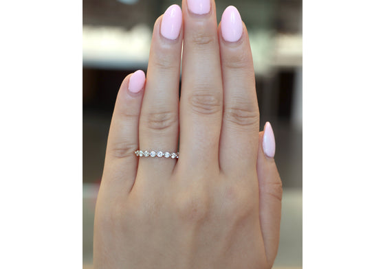 Bague semi-éternité et diamants de laboratoire