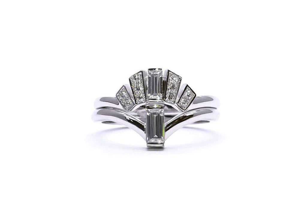 Duo de bagues de fiançailles et de mariage au style art deco avec diamants baguettes