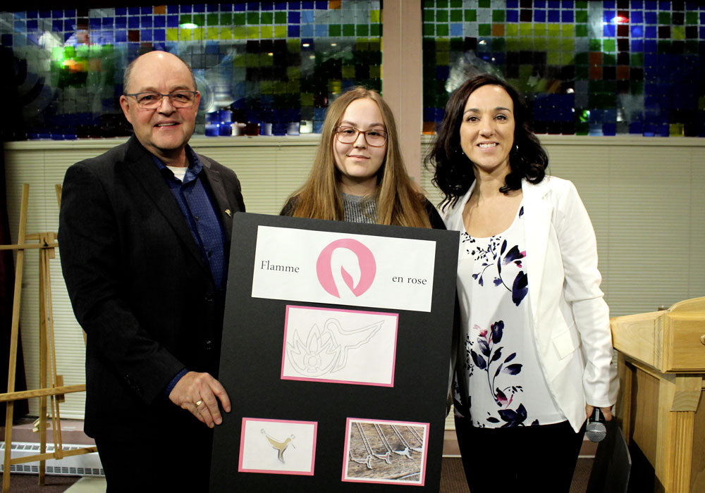 Le directeur de l'école la Cité Étudiante Roberval, Talia Savard, gagnante du concours Flamme en rose ainsi que Marie-Eve Villeneuve professeure