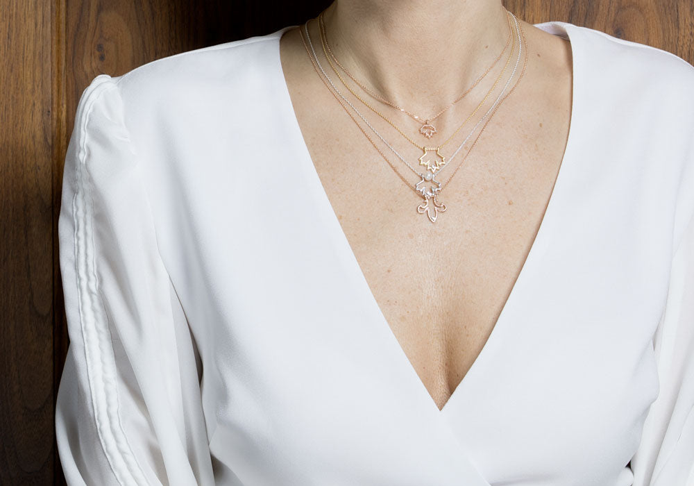 colliers fleur de lys argent sterling sur modèle