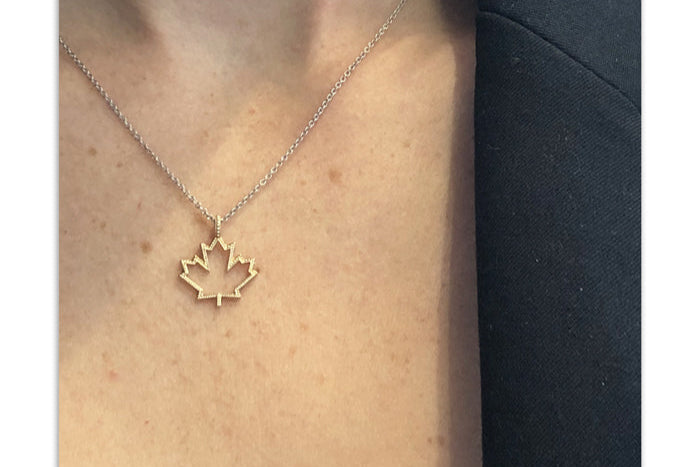 chaîne or jaune pendentif feuille érable classic Canada sur modèle