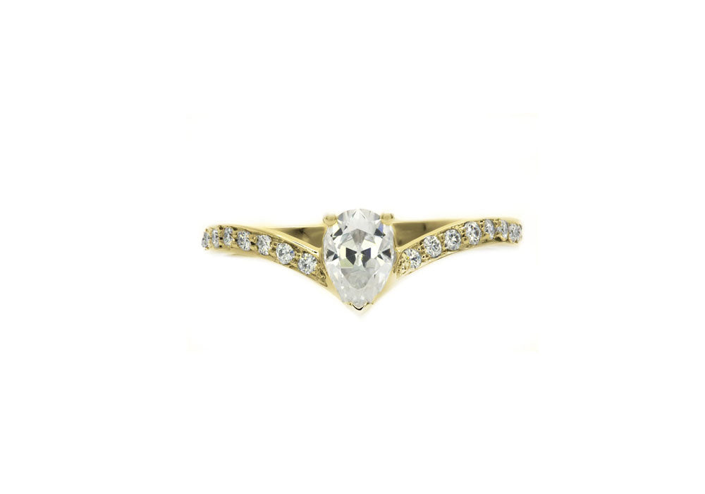 bague de fiançailles diamant poire or jaune la belle de ses rêves