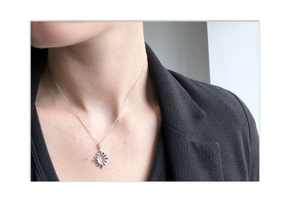 collier diamant de laboratoire soleil argent sterling ciel d été sur modèle