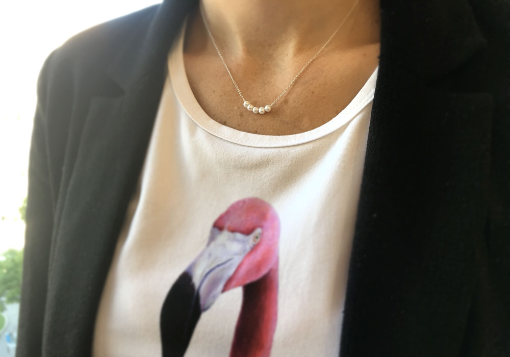 collier de 5 perles  sur t shirt flamand rose