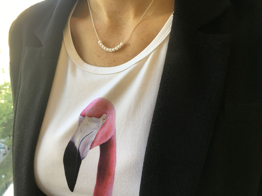 collier de 10 perles chaine or blanc sur t shirt flamand rose